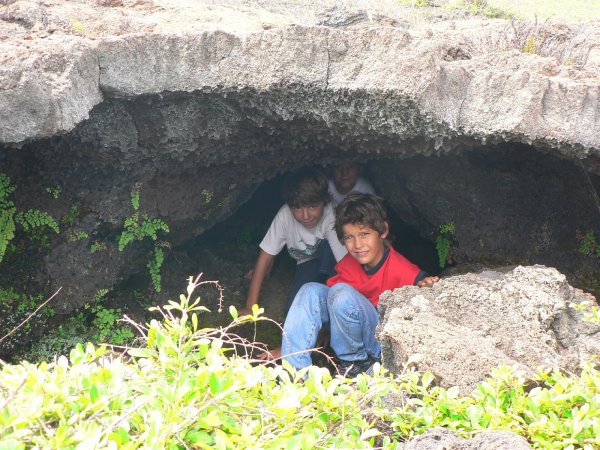 83- Les enfants sortent du tunnel de lave 